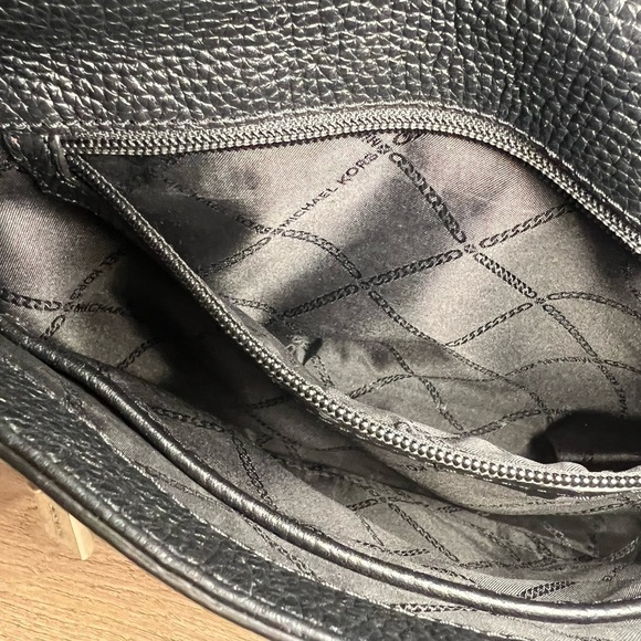 MICHAEL KORS BEDFORD LEGACY LEATHER FLAP SHOULDER BAG in BLACK - EUC - Picture 9 of 10